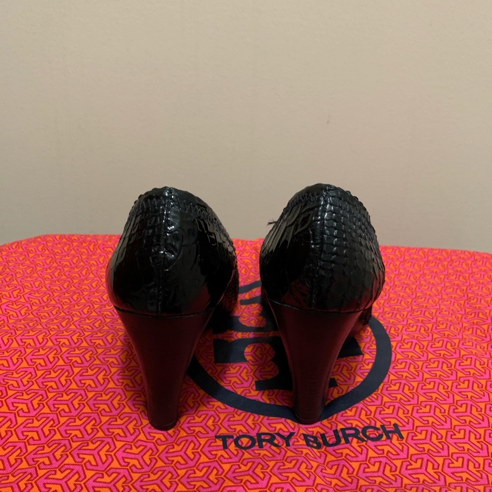 Tory Burch Black Snake Skin Wedges w Tory Emblem - Picture 3 of 5